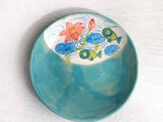 青い金魚と蓮華の色絵皿（ターコイズブルー釉）の画像