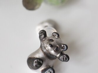 右向きバンザイパンダスタッドピアス 片耳の画像
