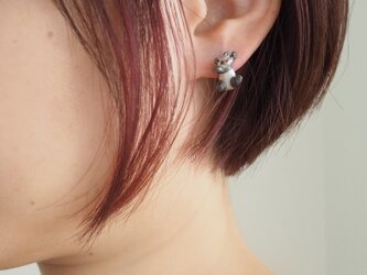 左向きバンザイパンダスタッドピアス 片耳の画像