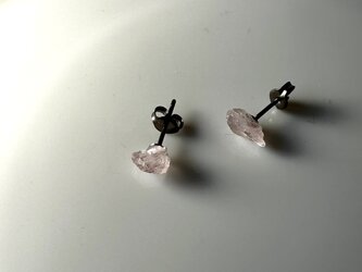 モルガナイトのミニピアスの画像