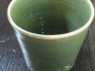 シャープな切れ込みの入った織部カップの画像