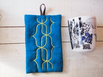 アイヌ刺繍の鍋つかみ　リネンのエメラルドグリーンクに鮮やかアップルグリーン糸の画像