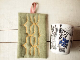 アイヌ刺繍の鍋つかみ　リネンのモスグリーンにみかん色糸の画像