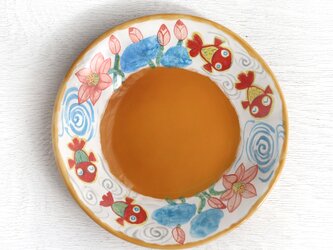 水連と赤い金魚の色絵皿（オレンジ釉）の画像