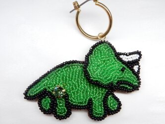 恐竜のピアス　ビーズ刺繍のトリケラトプス　(リュネビル刺繍)の画像
