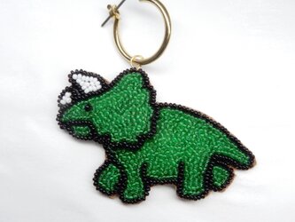 恐竜のピアス　ビーズ刺繍のトリケラトプス　(リュネビル刺繍)の画像