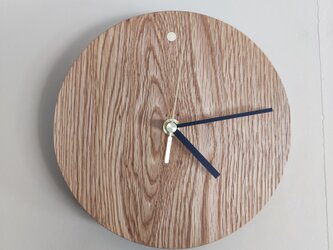 木を眺める時計（オーク無垢材）の画像