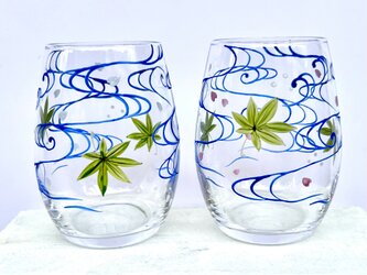 桜舞う　流水に青楓　日本酒グラス　ラッピング無料の画像