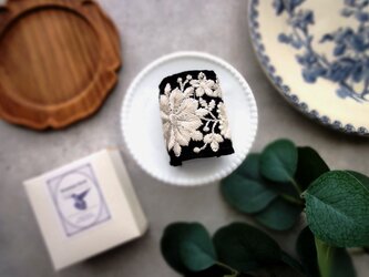 刺繡リボンのポニーフック ■ シンプルカーブ フィンランドの花畑 ■ A　ブラック×クリーム色刺繍の画像