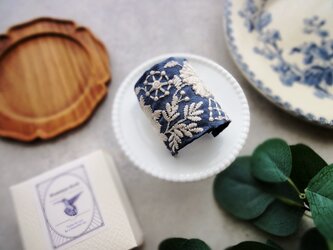 刺繡リボンのポニーフック ■ シンプルカーブ フィンランドの花畑 ■ B　ダークブルー×クリーム色刺繍の画像