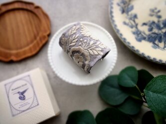刺繡リボンのポニーフック ■ シンプルカーブ フィンランドの花畑 ■ C　ライトグレー×クリーム色刺繍の画像