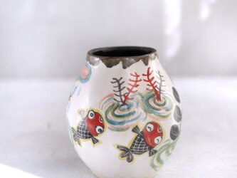 黒い水草と赤い金魚絵の花器（胴丸）の画像