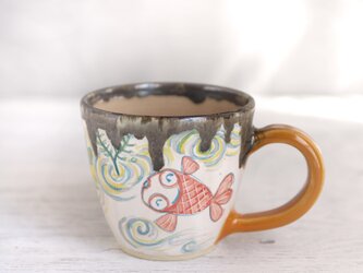 金魚と水草の色絵マグ（オレンジの取っ手）の画像