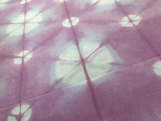 草木染めてぬぐい（雪花絞り）　桂とコチニール（綿100％）の画像