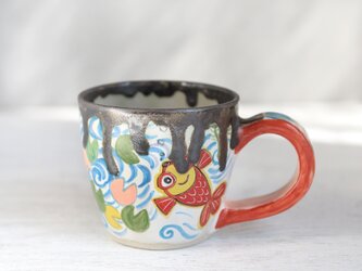 赤い金魚と水草の色絵マグ（赤に青いハートの取っ手）の画像