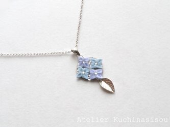 【受注製作】［つまみ細工］［手染め］紫陽花と葉っぱのチャームペンダント〈青〉の画像
