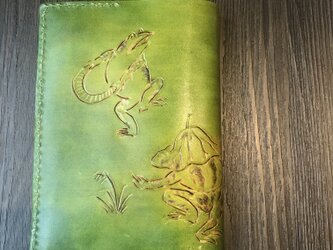 本革 鳥獣戯画 カエル ブックカバーの画像