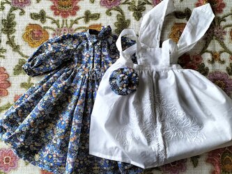 ドールの背丈が６８～７３ｃｍ用　紺系花柄ドレスと刺繍エプロンとヘアアクセの画像
