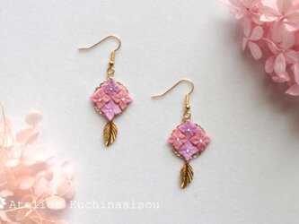 ［つまみ細工］［手染め］紫陽花と葉っぱのチャームピアス〈ピンク・紫〉の画像
