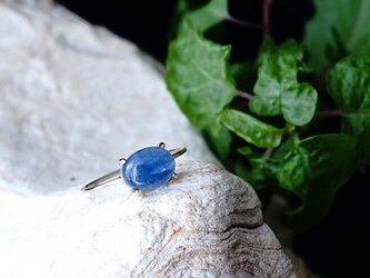 K10 カイヤナイト（カヤナイト） オーバル 爪留めリング 天然石 ~藍色の結晶の画像