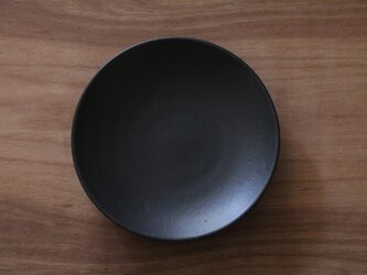シンプルな丸皿　黒　22㎝の画像