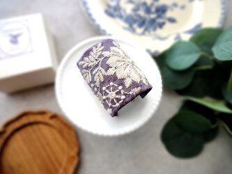 刺繡リボンのポニーフック ■ シンプルカーブ フィンランドの花畑 ■ E　パープル×クリーム色刺繍の画像