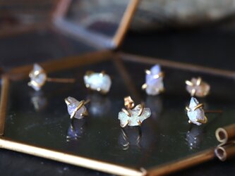 原石ラブラドライトのプチピアス（一粒/片方）