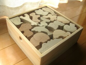 動物入りひのきの積み木の画像
