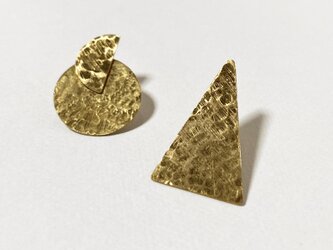 ジオメトリックな真鍮のアシメピアスの画像