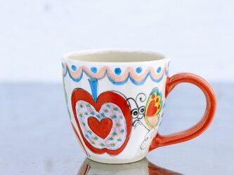 赤いリンゴと蝶の色絵マグ（赤い取っ手）の画像