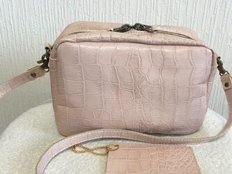 クロコ型押しスクエアショルダーバック・ピンクベージュの画像