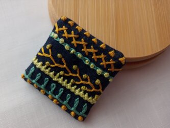 四角い刺繍ブローチ　の画像
