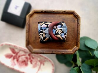 刺繡リボンのポニーフック ■ リングデザイン ■ 黒地にブルーグレー色　ボタニカル模様の画像