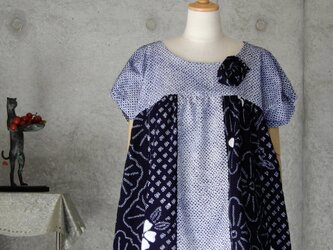 着物リメイク　有松絞りのギャザーブラウス /L　　ブローチ付きの画像