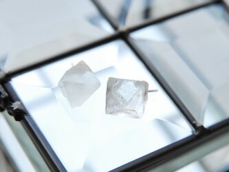 フローライト結晶のスタッドピアス 白１４kgfの画像