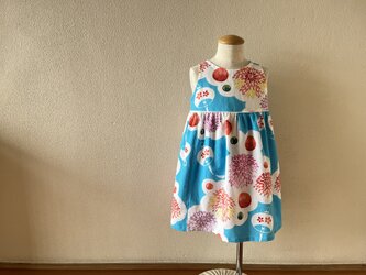 子供　浴衣地ひかえめフレアーワンピース　注染花火（水色地）　100サイズ〈受注製作〉の画像