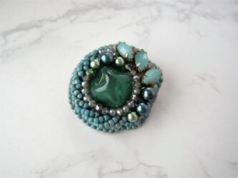 フォレストグリーンのビーズ刺繍ブローチ（K1150)の画像