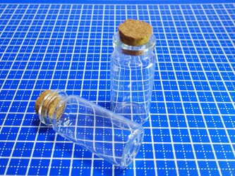 ミニコルク瓶 10個〈ガラス　ボトル レジン 試験管 ハンドメイド　アクセサリーパーツ　素材〉の画像