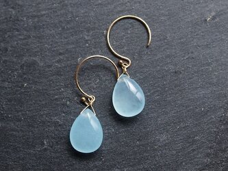 ライトブルーカラージェードのシンプルピアス（14kgf）／イヤリングの画像