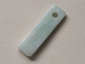 糸魚川翡翠　約2.3ミリ穴あき　翡翠のしずく　09の画像