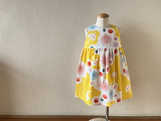 子供　浴衣地ひかえめフレアーワンピース　注染花火（黄色地）　100サイズ〈受注製作〉の画像
