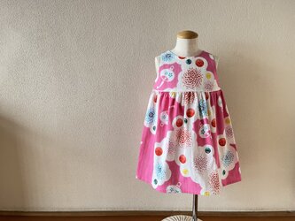 子供　浴衣地ひかえめフレアーワンピース　注染花火（ピンク地）　100サイズ〈受注製作〉の画像