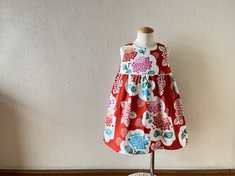 子供　浴衣地ひかえめフレアーワンピース　注染紫陽花（赤地）　100サイズ〈受注製作〉の画像