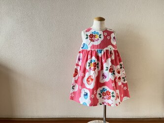 子供　浴衣地ひかえめフレアーワンピース　注染うちわ（ピンク地）　100サイズ〈受注製作〉の画像