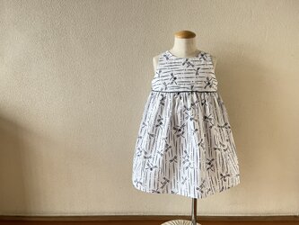 子供　浴衣地ひかえめフレアーワンピース　トンボ（白地）　100サイズ〈受注製作〉の画像