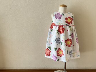 子供　浴衣地ひかえめフレアーワンピース　注染カラフル紫陽花（白地）　100サイズ〈受注製作〉の画像
