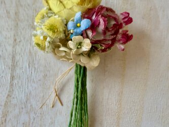 布花 カモミールとミックスフラワーのコサージュの画像