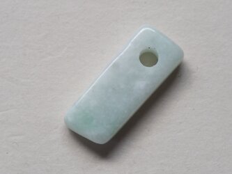 糸魚川翡翠　約2.3ミリ穴あき　翡翠のしずく　13の画像