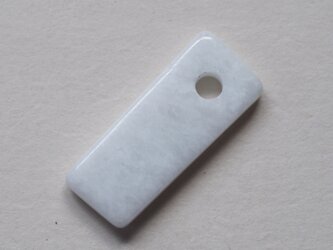 糸魚川翡翠　約2.3ミリ穴あき　翡翠のしずく　16の画像