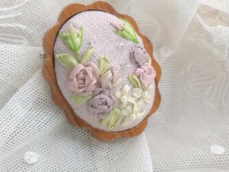送料無料*木製枠* リボン刺繍*ビーズ*ブローチ*薔薇の画像